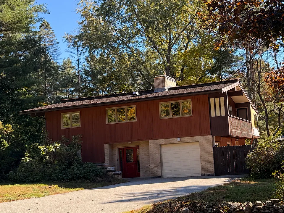 2 Woodbine Ln