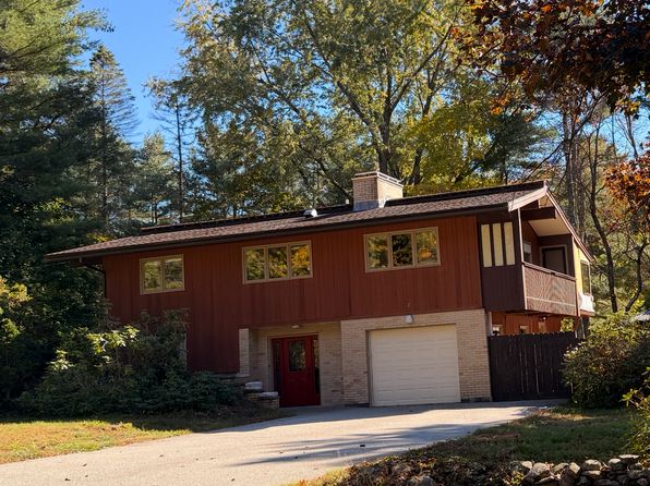 2 Woodbine Ln