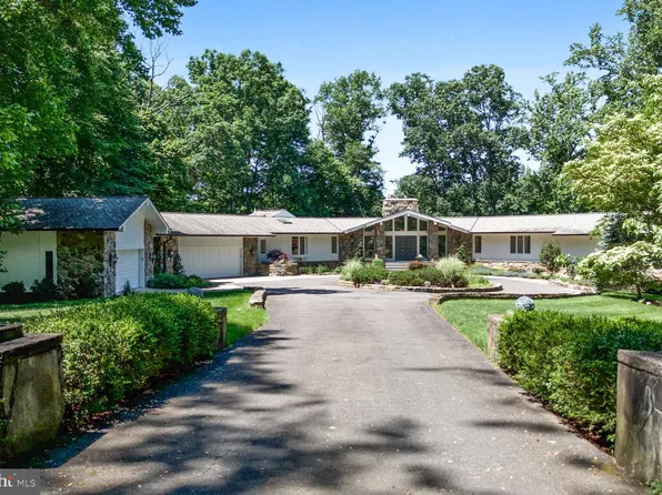 9420 Piscataway Ln, Great Falls, VA 22066