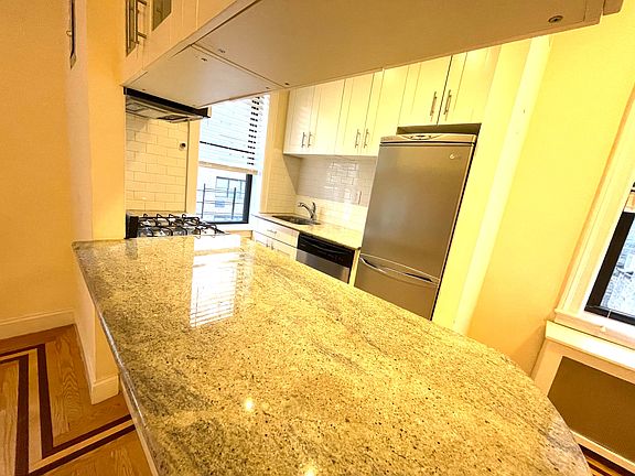 3rd image of 230 E 71st St APT 5B