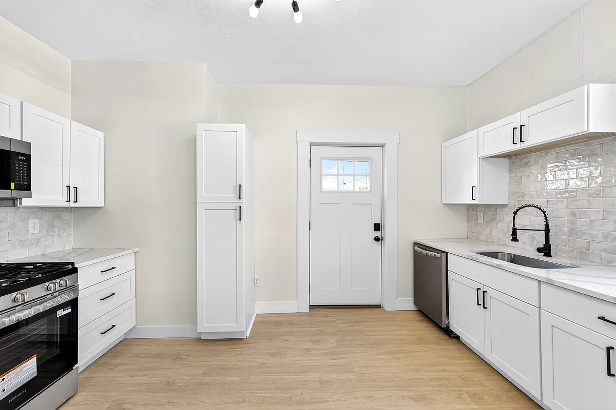 Building Photo - 142 5th Ave #1