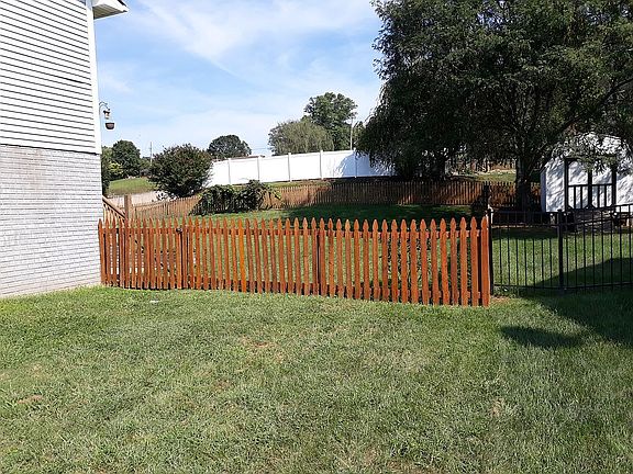 3rd image of 402 Brookwood Dr
