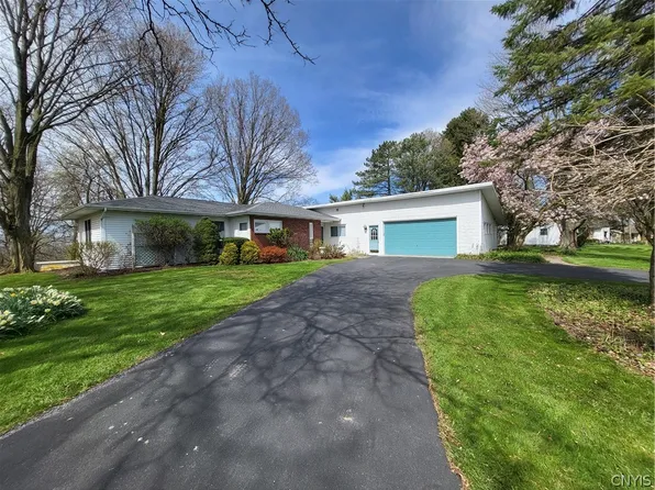 3981 Douglas Heights Dr, Canastota, NY 13032