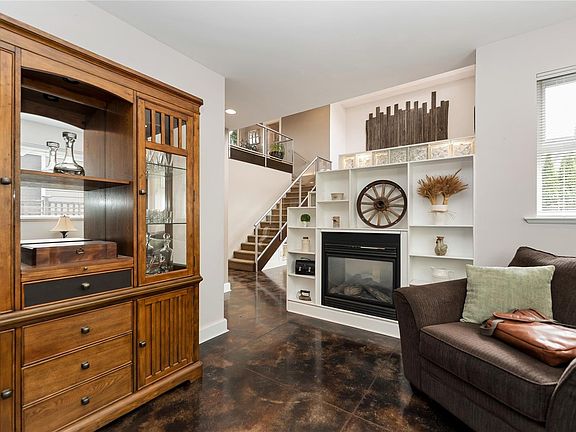 5th image of 4151 Quadra St