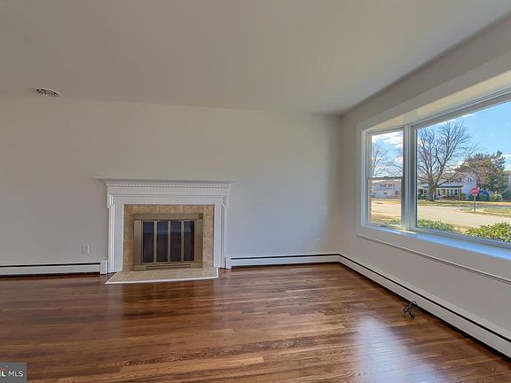 3rd image of 102 Forsythia Dr