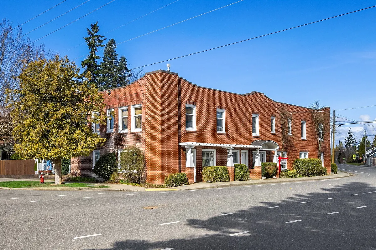 Building Photo - 2603 Elm St #100