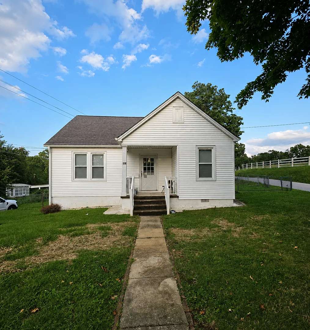 Freshly Remodeled 3-Bedroom Pet-Friendly Home in Sparta — Photo 1