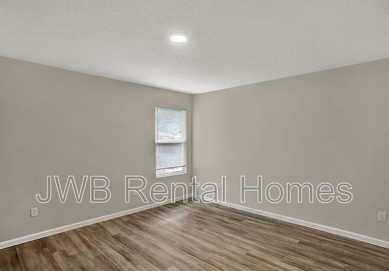 8008 W Railroad Ave — Photo 9