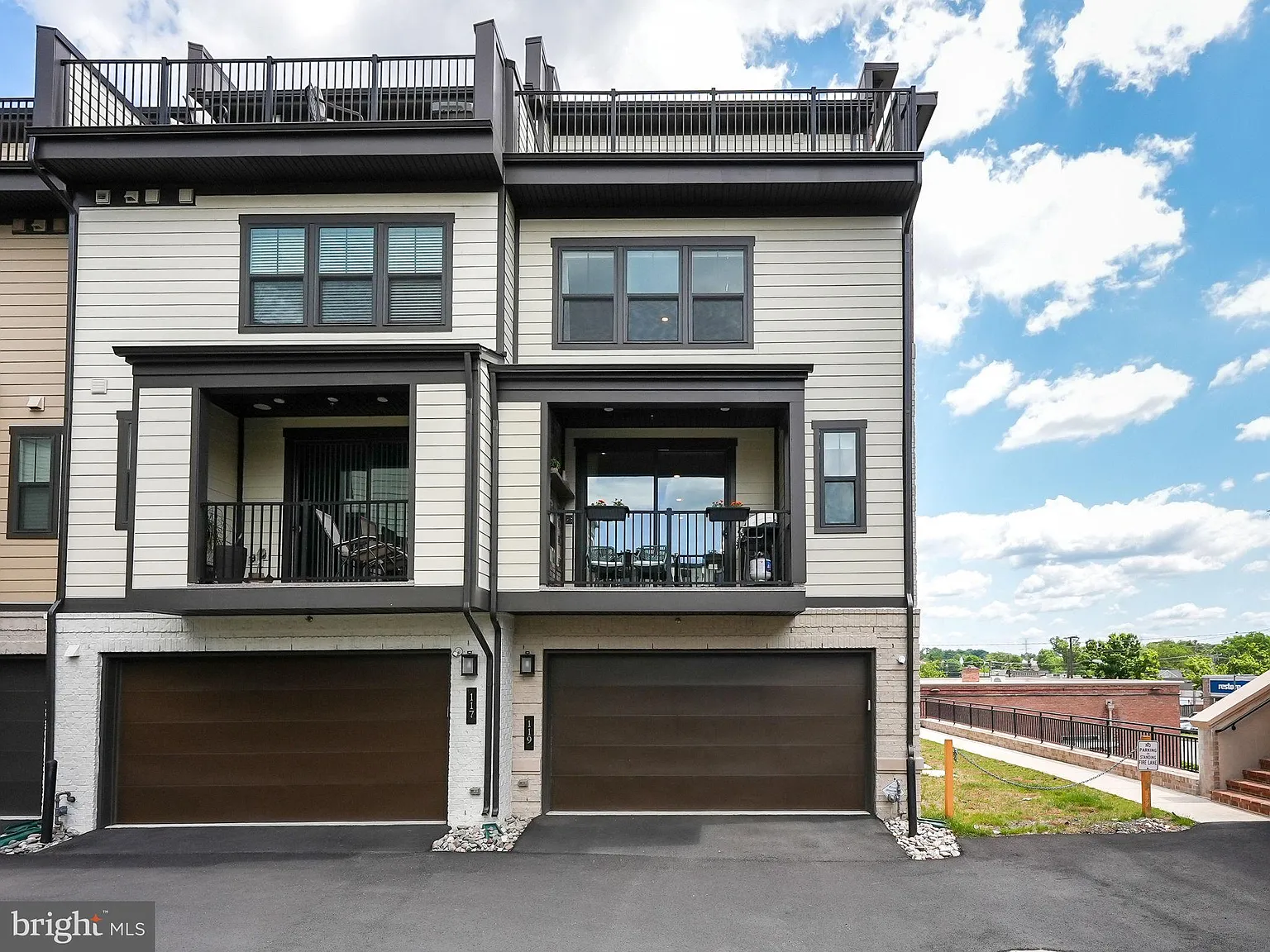 4 bed, 4.5 bath, 2676 sqft, $5,675 — Photo 3