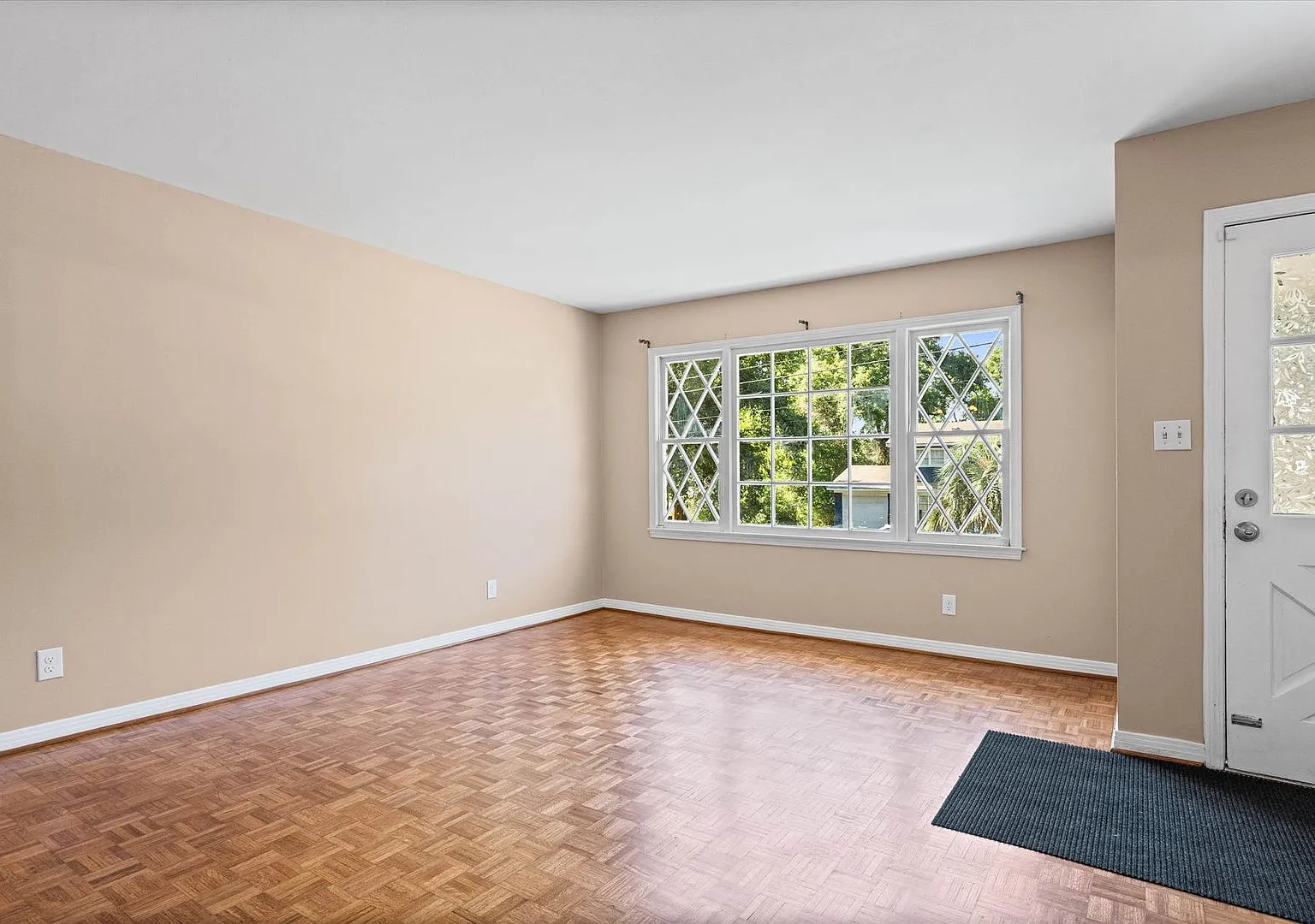 Three bedroom home close to USA with a garage — Photo 2