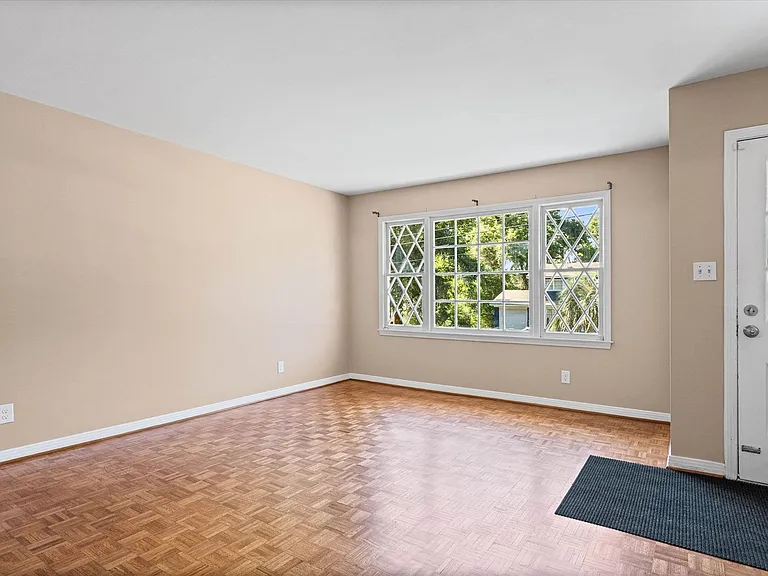 5516 Brightwood Ln — Photo 2