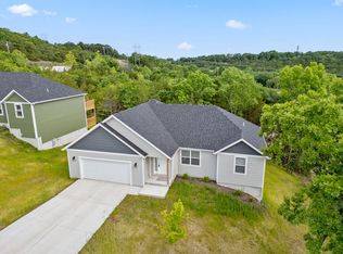 591 Pinewoods Village Dr, Hollister, MO 65672