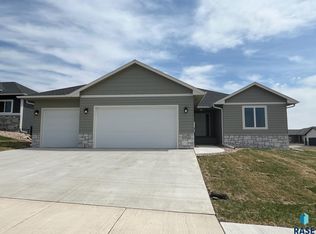 2912 S Maplewood Ave, Sioux Falls, SD 57110