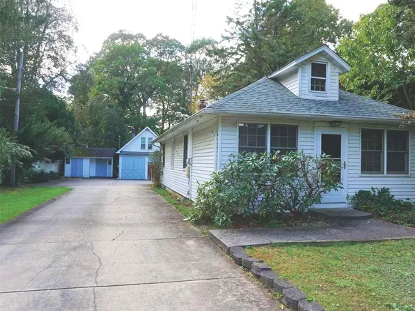 820 Washington Drive, Centerport, NY 11721