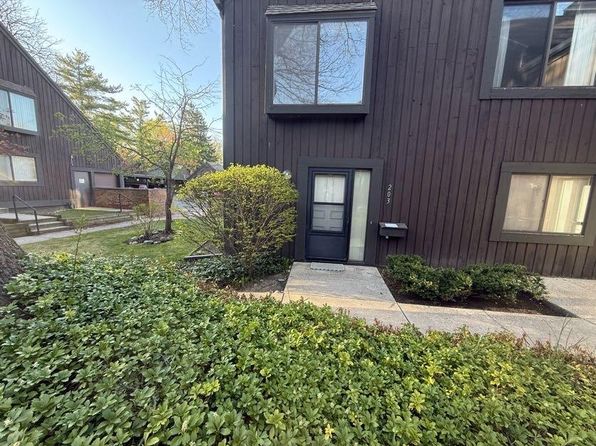 203 Paisley Ct, Kalamazoo, MI 49006