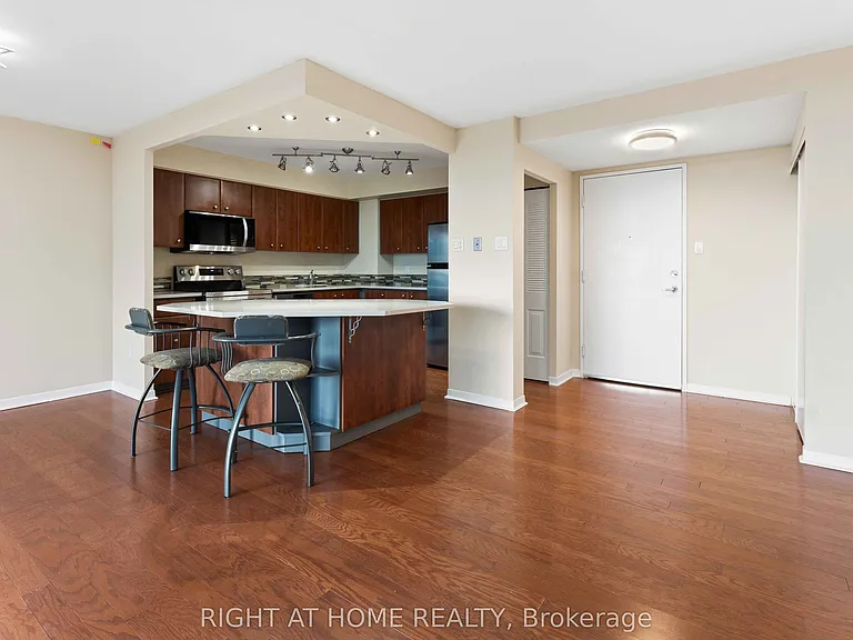 2759 Carousel Cres #911 — Photo 11