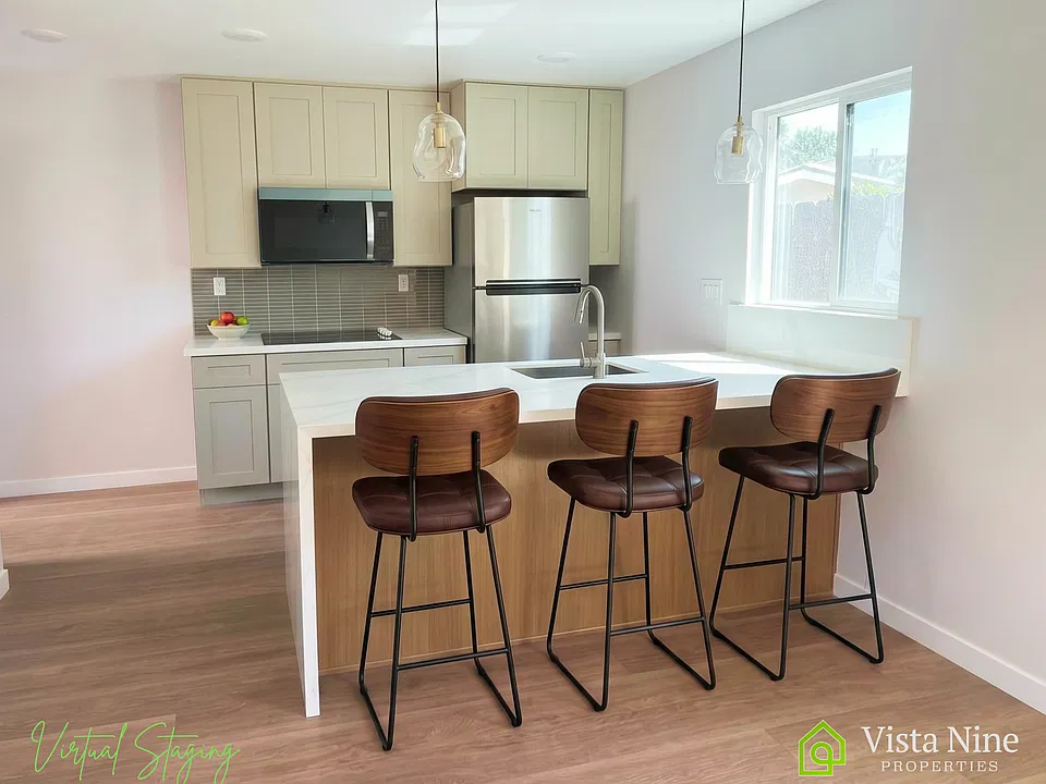 Generous kitchen peninsula with seating for 3
