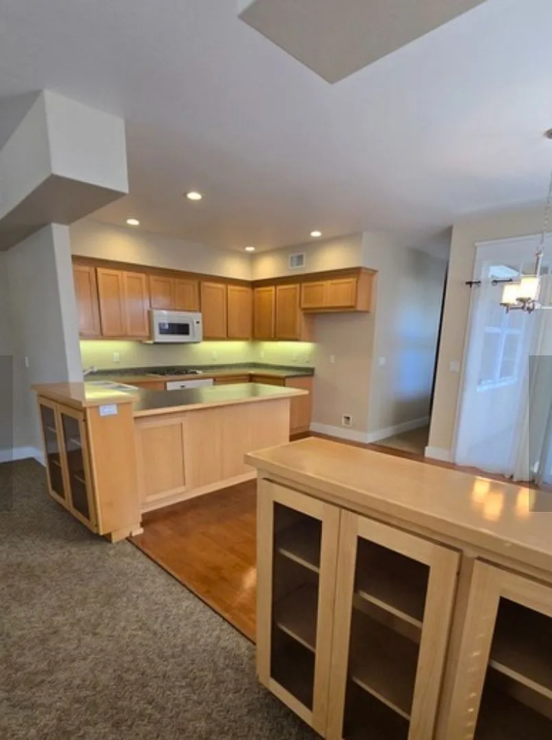 Large 2 bedroom close to downtown — Photo 2