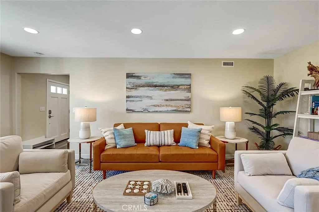 5 bed, 2563 sqft, $9,750 — Photo 2