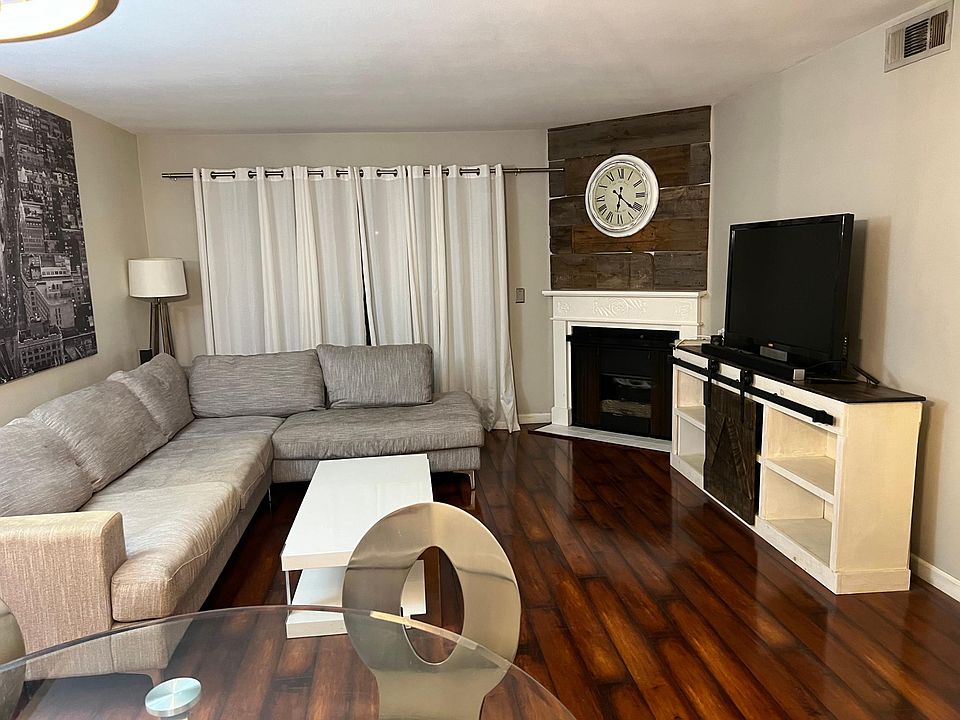 Living room includes everything pictured