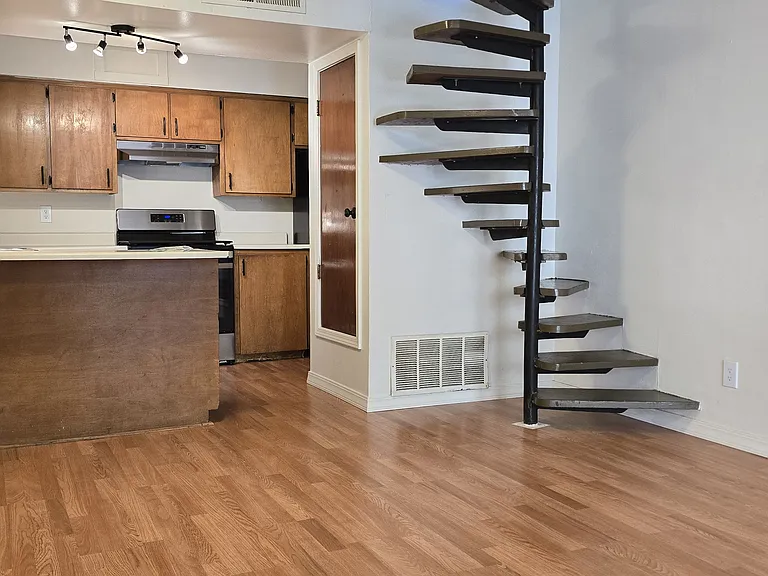 Updated 2 Story - 1 Bed UNM Town Home Apt.l w/ Balcony & Yard — Photo 1