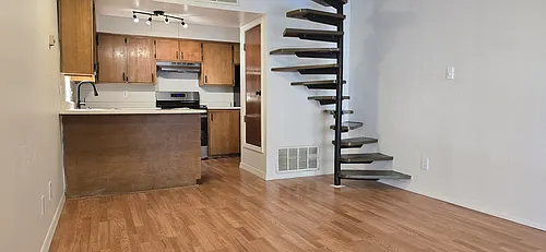 Updated 2 Story - 1 Bed Town Home Apartment in Nob Hill w/ Balcony Photo 1