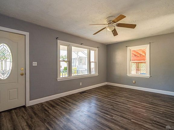 3rd image of 40 Hazelwood Cir