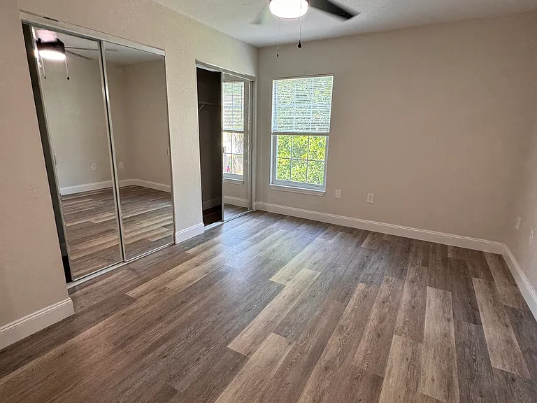 1100 Lowry Ave #38 — Photo 4