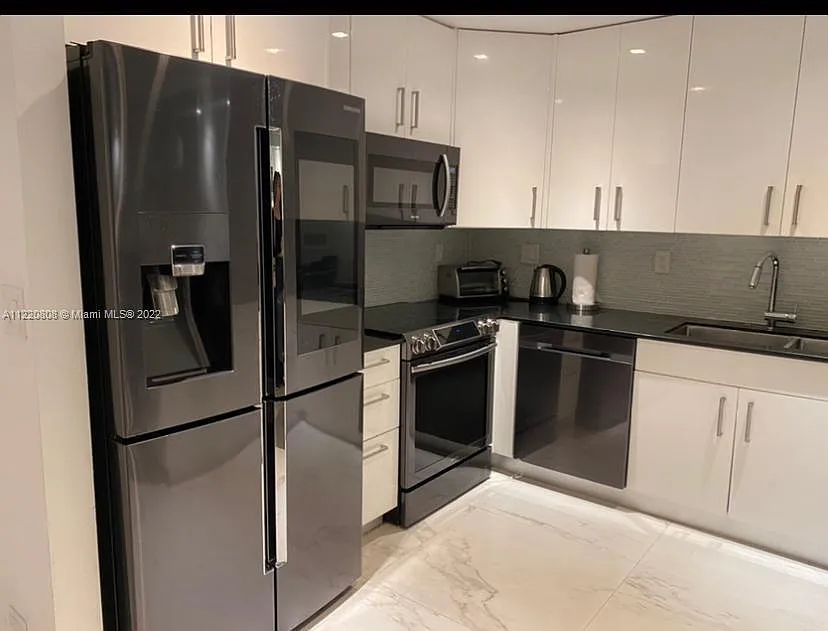 Roney Palace Condo — Photo 3