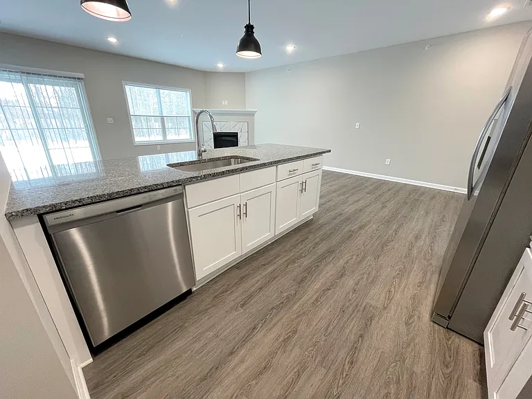 Kitchen with Dishwasher, Gas Stove, Microwave & Fridge with Ice/Water Dispenser