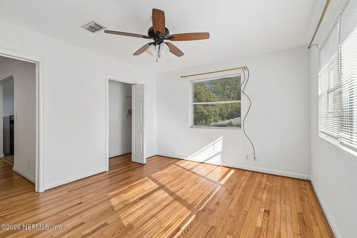 Building Photo - 828 Acosta St #4