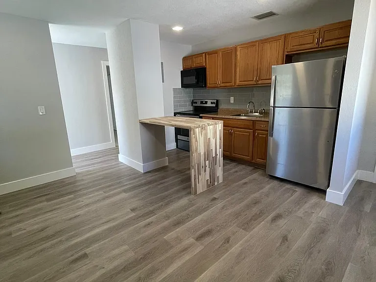 2135 SW 25th St — Photo 5