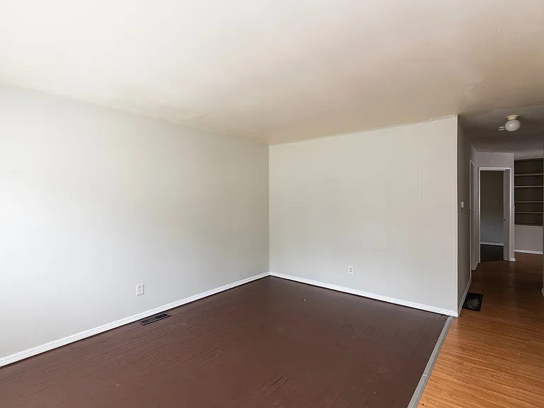 10409 Count Dr — Photo 2