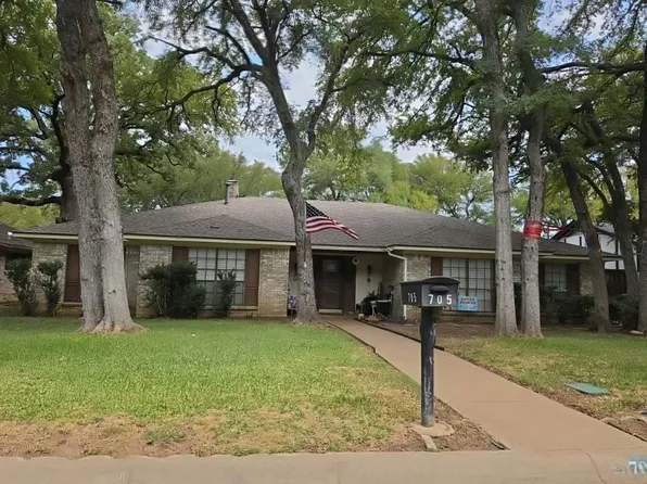 705 Douglas Ct, Arlington, TX 76012