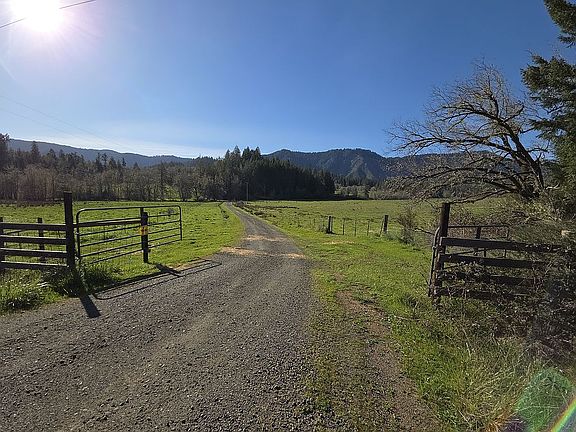 4th image of 3920 Upper Camas Rd
