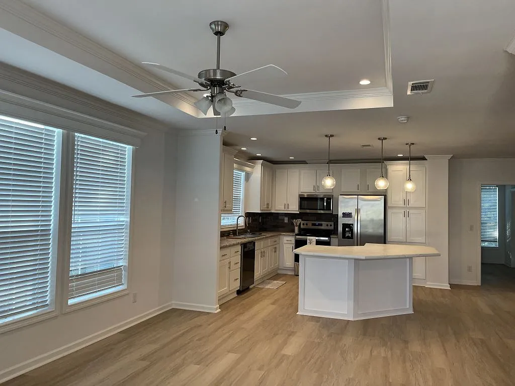 3 bed, 2.0 bath, 1356 sqft, $1,399 — Photo 2