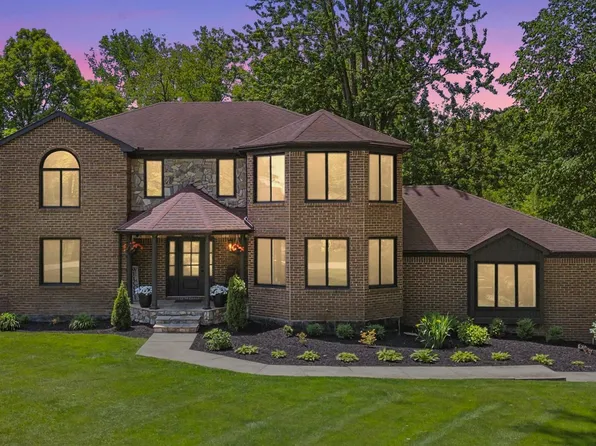 5695 Deerwood Ln, Commerce Township, MI 48382