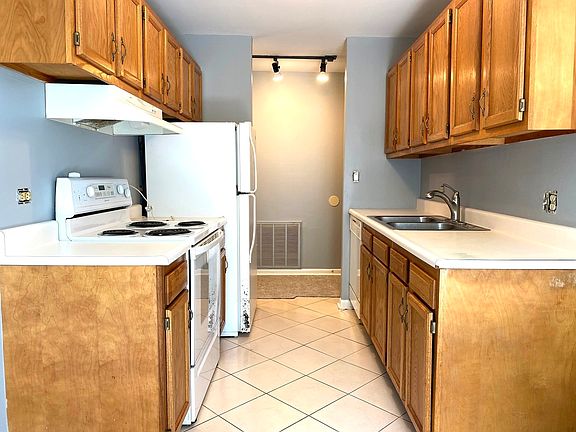 3rd image of 5800 Oakwood Dr Unit 3L