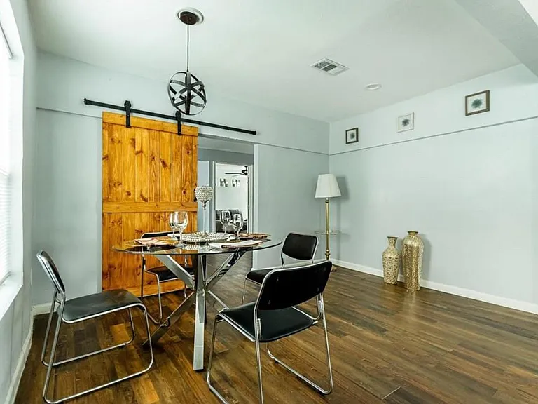 411 Harris Ave — Photo 2