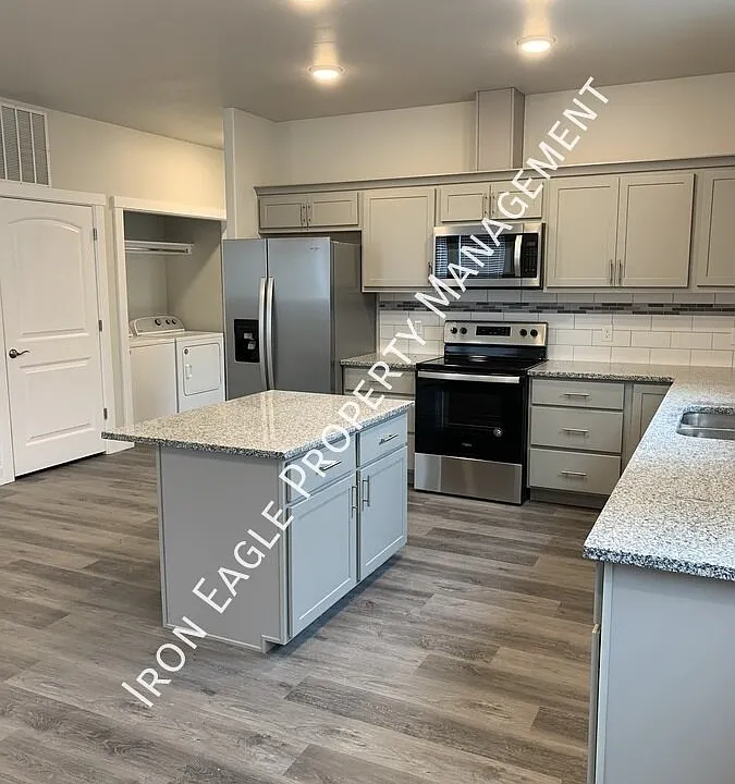 513 Borah Ave W #4