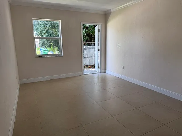 1385 NW 24th St #4 — Photo 12