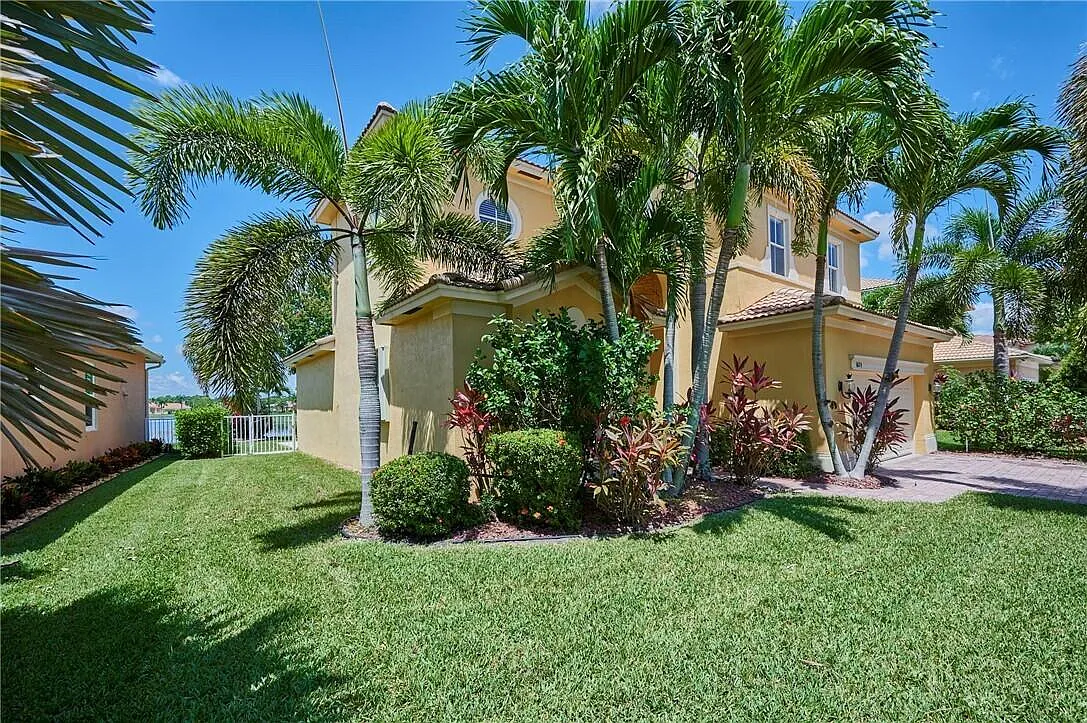 4 bed, 2.5 bath, 2298 sqft, $2,850 — Photo 2