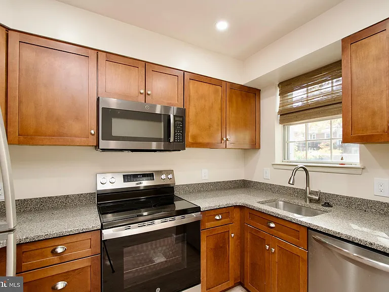 2812 S Wakefield St #B — Photo 8
