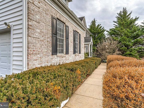 3rd image of 2058 Saint James Rd