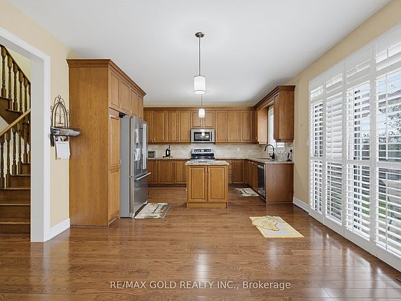 5th image of 34 Lexington Rd