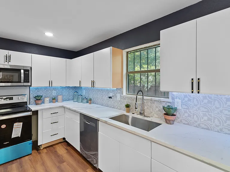 212 Creek Cove Dr — Photo 2
