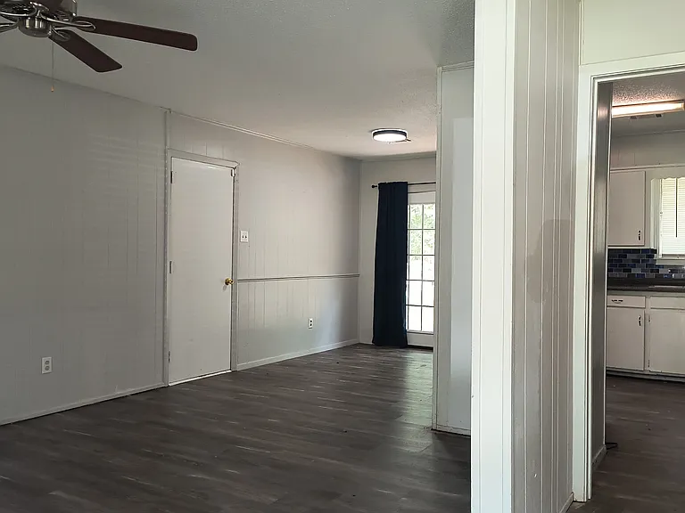 2203 Crestwood — Photo 2