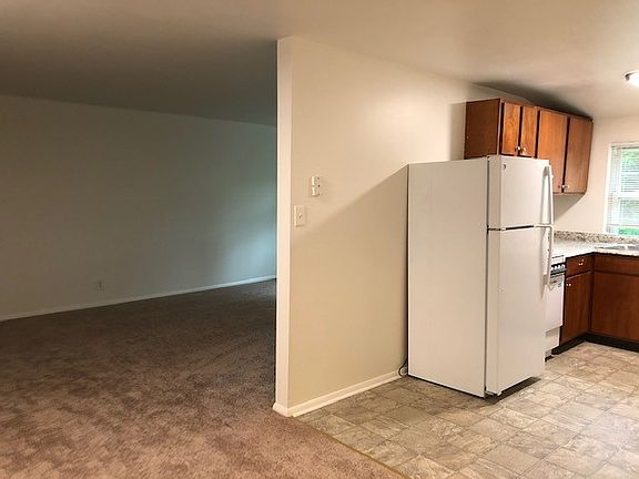 4th image of 2883 E Walnut St APT 5