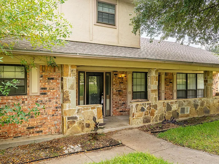 4212 Village Green Dr — Photo 4