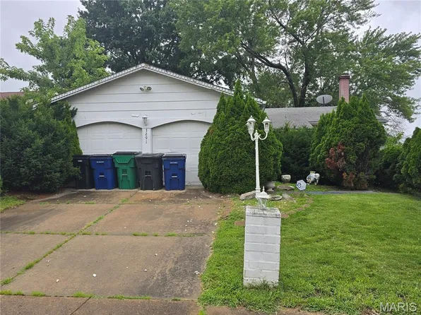 3691 Heather Trails Dr, Florissant, MO 63031